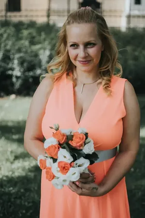 Wedding photo: bridesmaid peach dress bouquet portrait